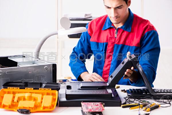 维修车间计算机的专业修理工